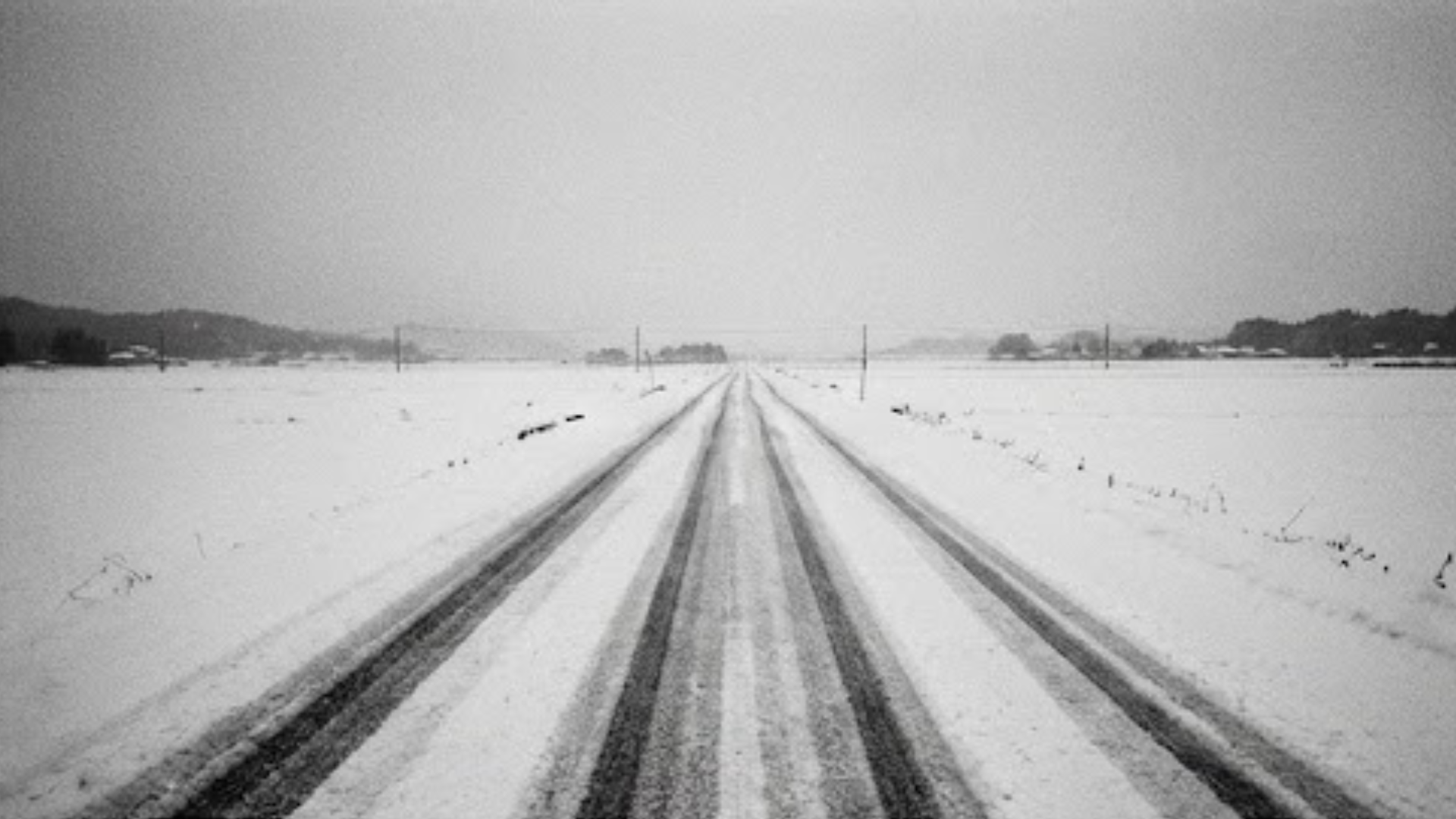雪道に残るわだち