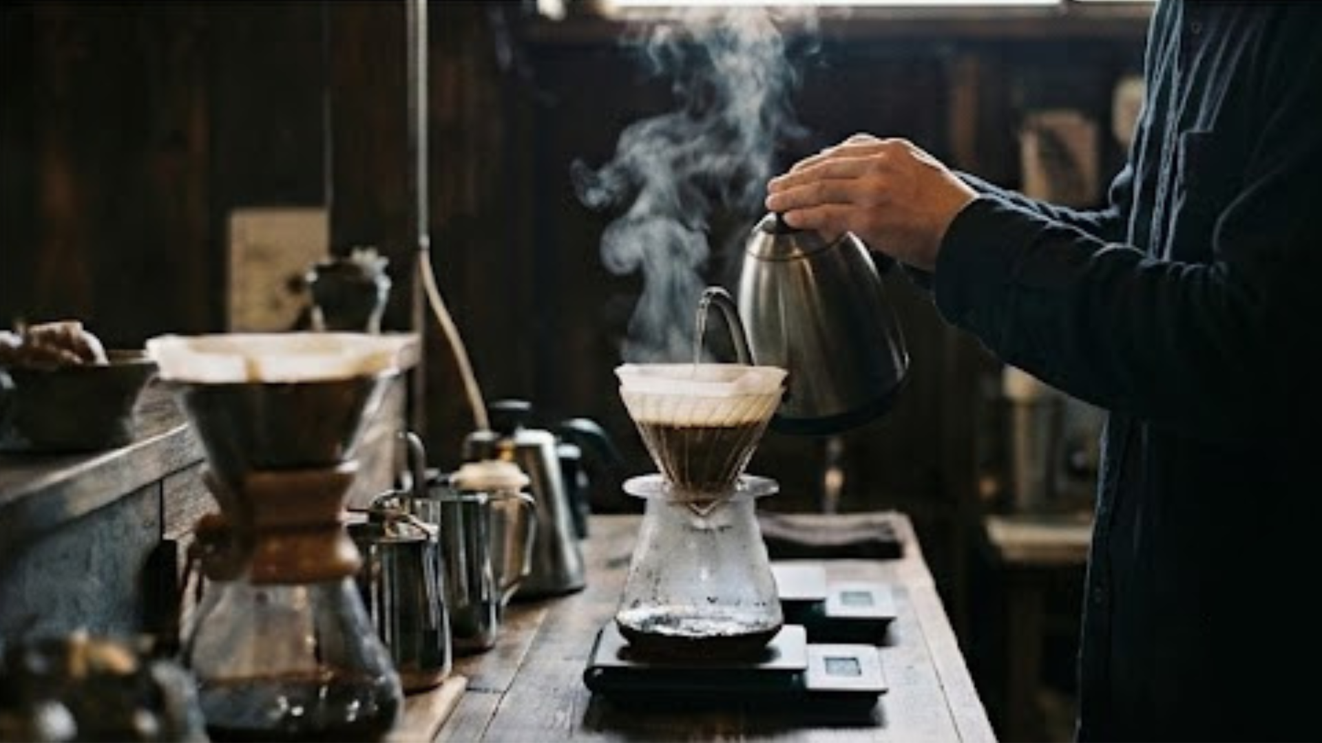 コーヒーをドリップしている手元